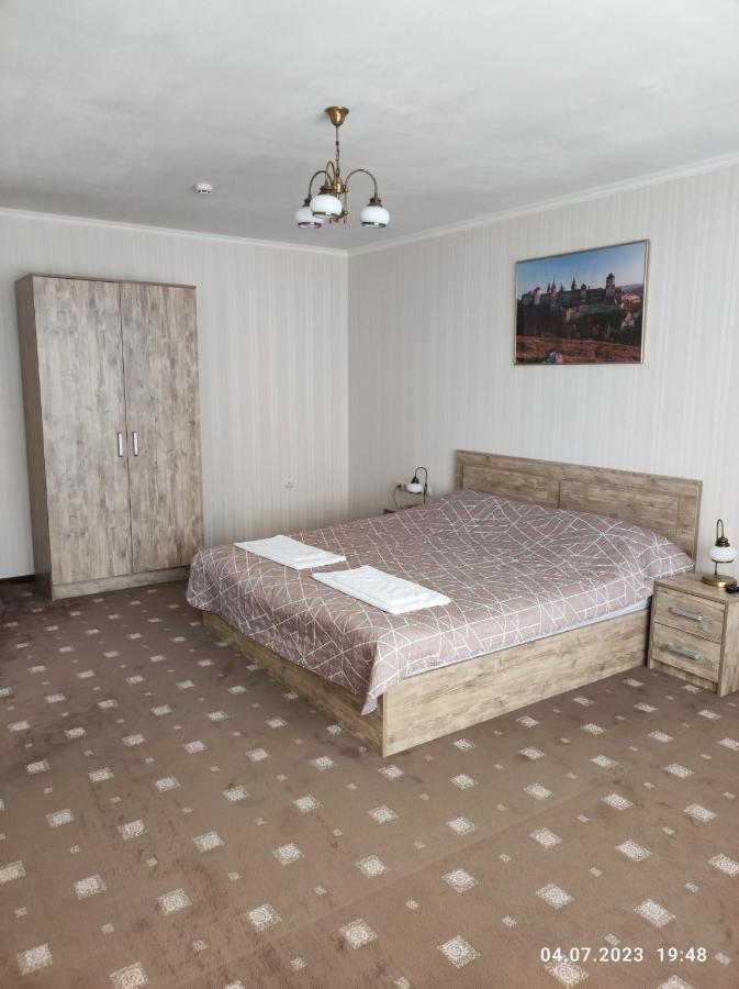 Apart-Hotel 24/7 Kamianets Podilskyi Bagian luar foto