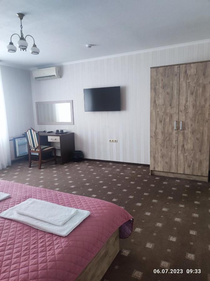 Apart-Hotel 24/7 Kamianets Podilskyi Bagian luar foto