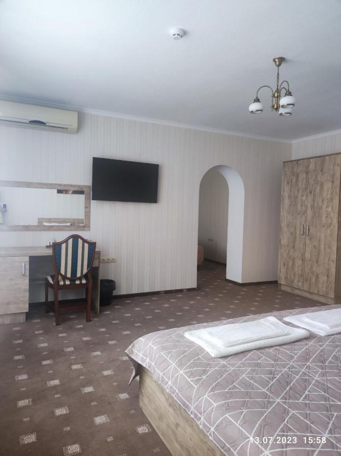 Apart-Hotel 24/7 Kamianets Podilskyi Bagian luar foto